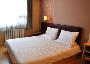 デスク、遮光カーテン、WiFi (無料)