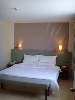 エコノミールーム シングルベッド 2 台 窓なし | デスク、遮光カーテン、WiFi (無料)