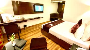 Minibar, caja de seguridad en la habitación y escritorio