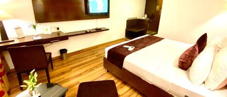 Een minibar, een kluis op de kamer, een bureau, verduisterende gordijnen