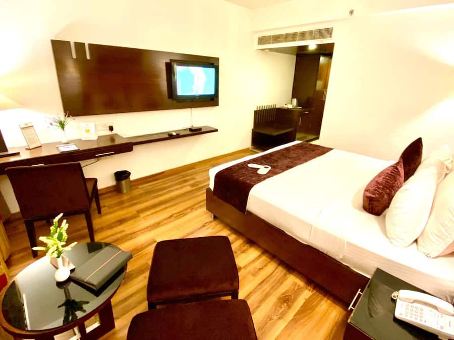 Minibar, caja de seguridad en la habitación y escritorio