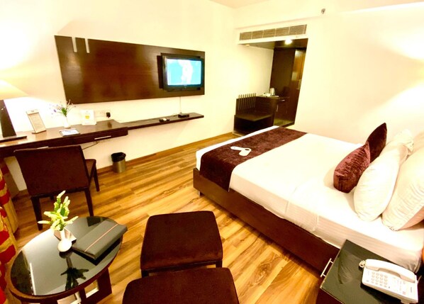 Minibar, in-room safe, desk, blackout drapes - GIS Select Banjara Hills (Hyderabad)