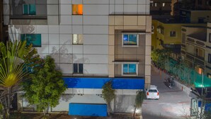 A multi-story building with a sign reading "GIS Select" indicating it is a hotel. - GIS Select Banjara  Hills (Hyderabad)