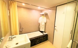 Suite | Salle de bain | Douche, articles de toilette gratuits, sèche-cheveux, bidet