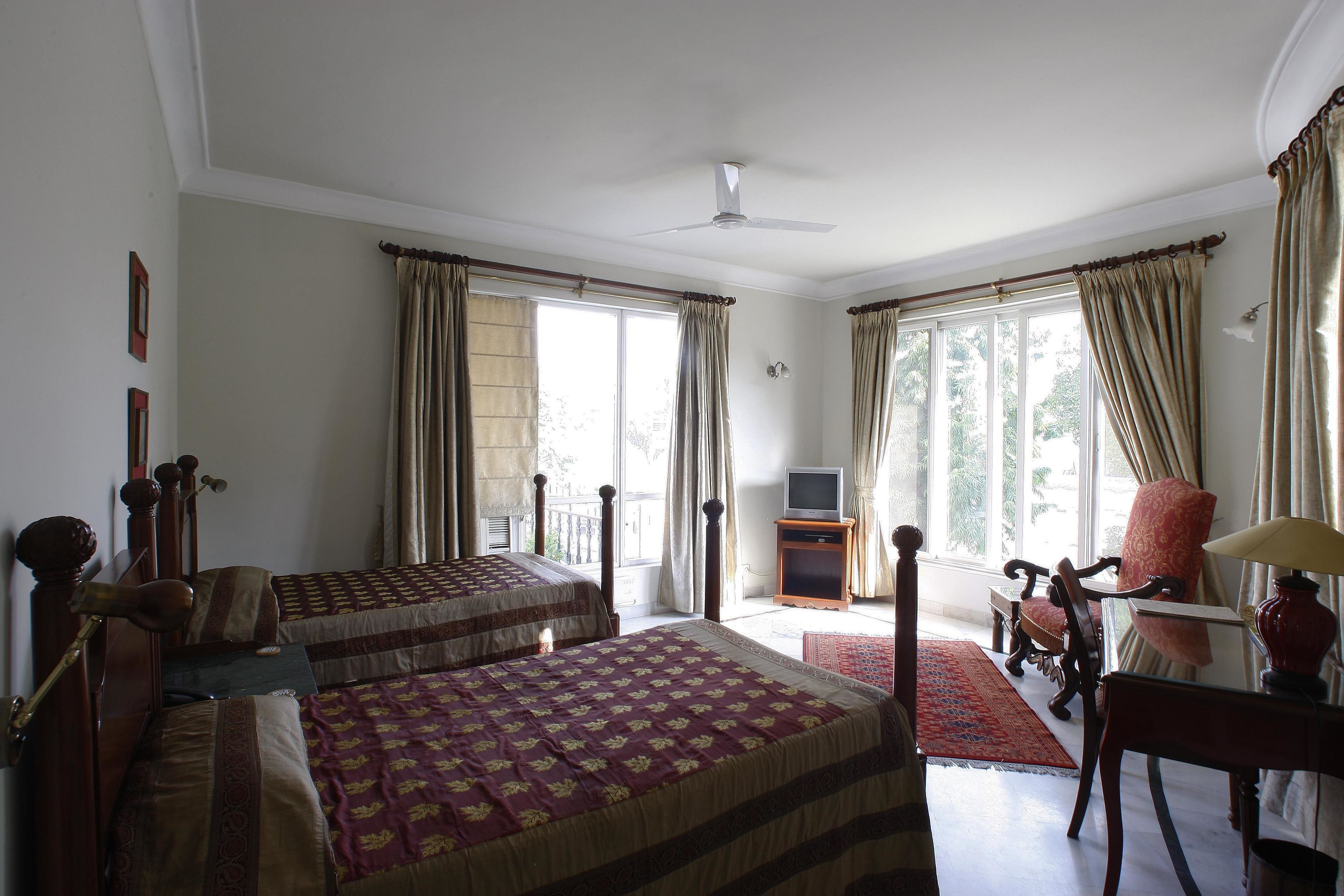 Pengeskab på værelset, skrivebord, strygejern/strygebræt