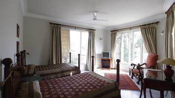 Caja de seguridad en la habitación y escritorio