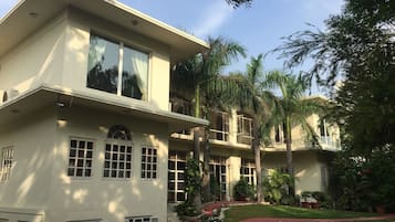 Vista frontal de la propiedad