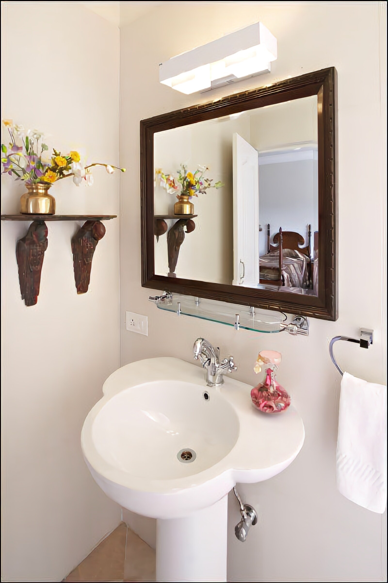 super deluxe | bathroom sink