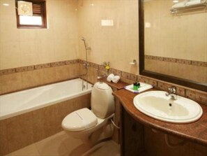 Shower, free toiletries, hair dryer, towels - Nazri Resort (Baga)