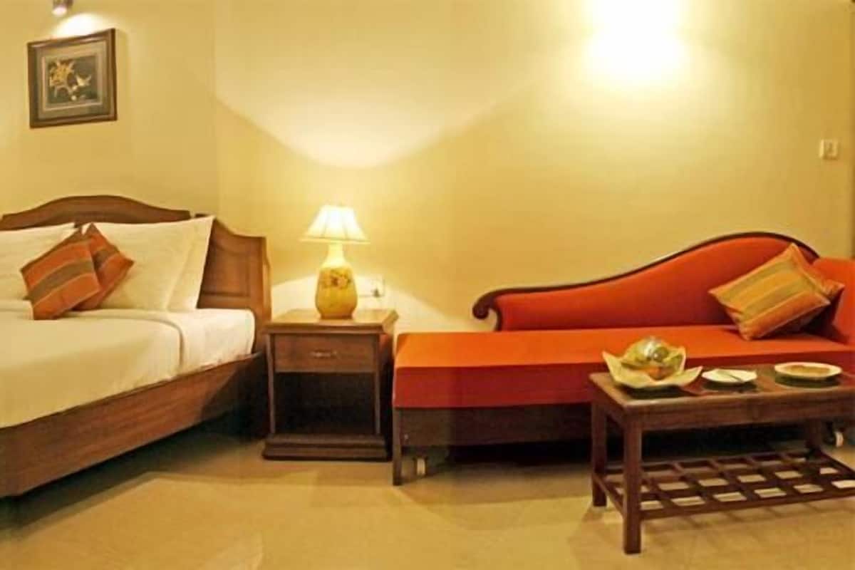 Premium bedding, minibar, in-room safe, cribs/infant beds