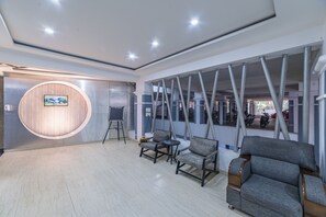 Lobby sitting area - Hotel Athome & Serviced Apartments by Deccan Serai Hotels (Hyderabad)