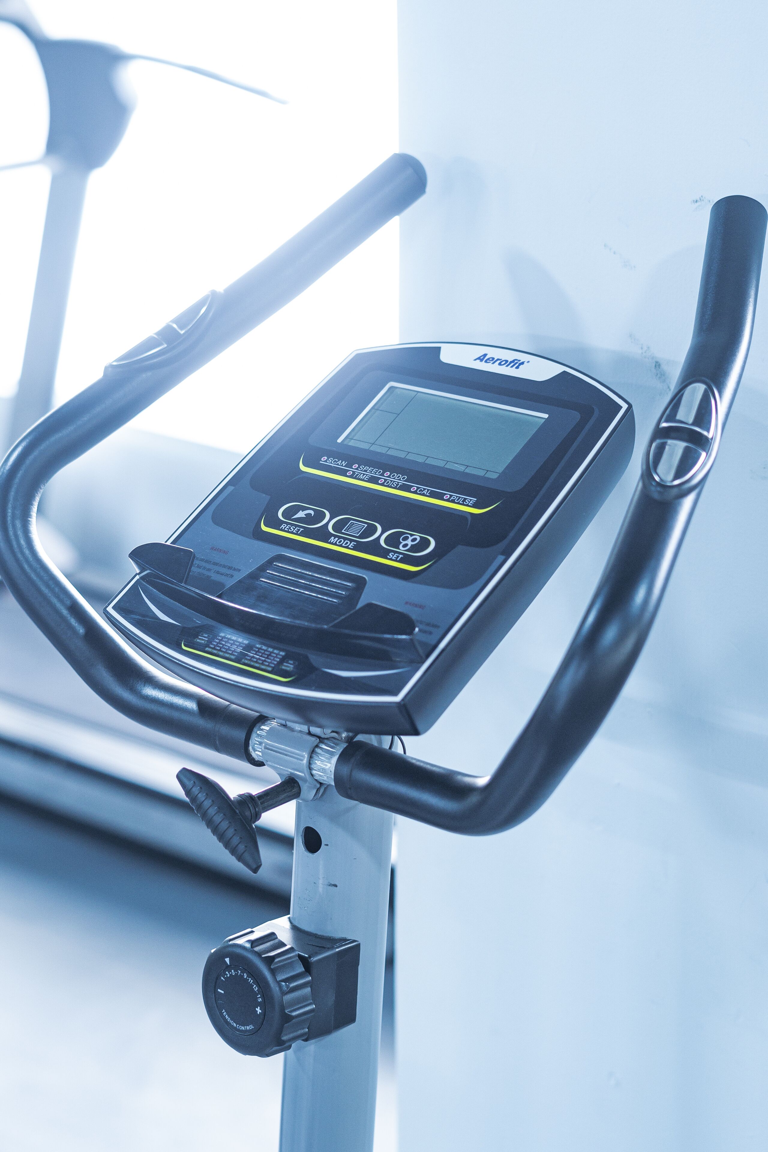 Una bicicleta estática con pantalla digital y panel de control.