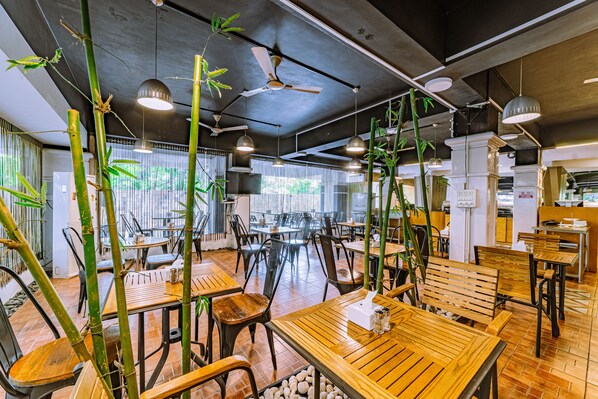 Restaurant - Hotel Athome & Serviced Apartments by Deccan Serai Hotels (Hyderabad)