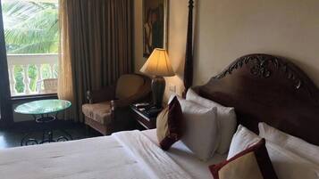 Minibar, in-room safe, desk, free WiFi