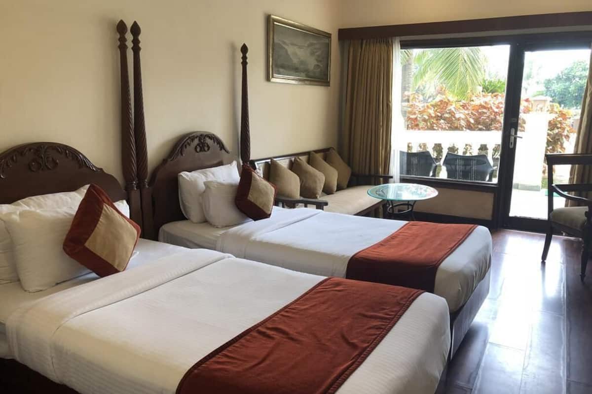 deluxe room with pool & garden view on ground floor | in-room safe, desk
