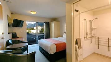 Standard Studio, 1 Queen Bed | In-room safe, laptop workspace, soundproofing, iron/ironing board