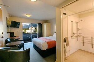 Estudio estándar, 1 cama de matrimonio | Caja fuerte y espacio para trabajar con un portátil