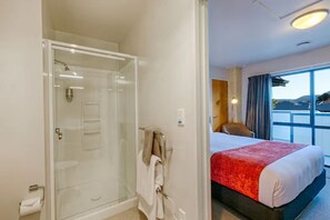 Estudio básico, 1 cama Queen size | Baño | Secadora de cabello y toallas