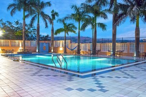 Una piscina al aire libre