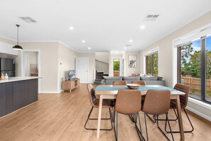Dining room - Bungunyah Apartments (Croydon)