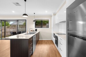 Frigorifero con congelatore, microonde, forno, piano cottura