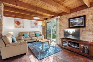 华丽别墅, 2 间卧室 | 起居区 | 40-英寸LED 电视 （配备数码频道）、流媒体服务