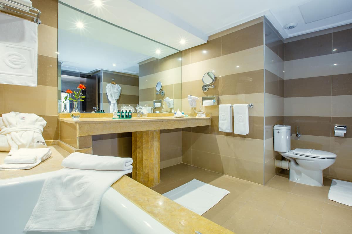 suite (ambassador) | bathroom | free toiletries, hair dryer, towels