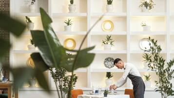 2 か所のレストラン、朝食、ランチ、ディナーに営業 (多国籍料理)