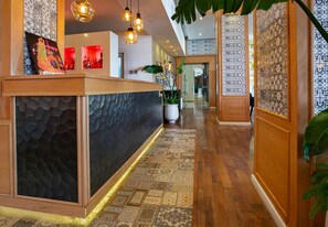 2 restaurants; breakfast, lunch and dinner served 
