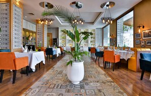 2 restauranter, frokost, lunsj og middag serveres, internasjonale retter