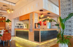 2 restaurants, breakfast, lunch, dinner served; international cuisine