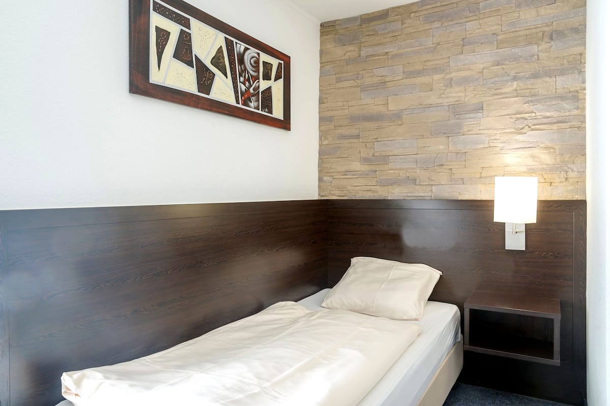 Habitación individual | Ropa de cama de alta calidad y caja de seguridad en la habitación