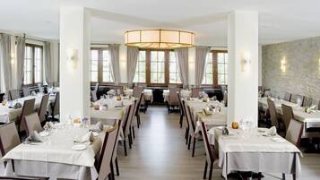 Se sirven desayunos, comidas, cenas y cocina internacional