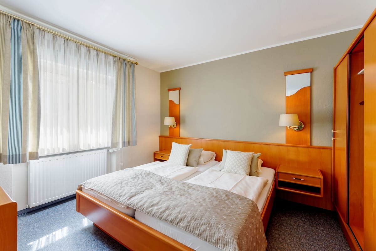 triple room | premium bedding, in-room safe, desk, iron/ironing board