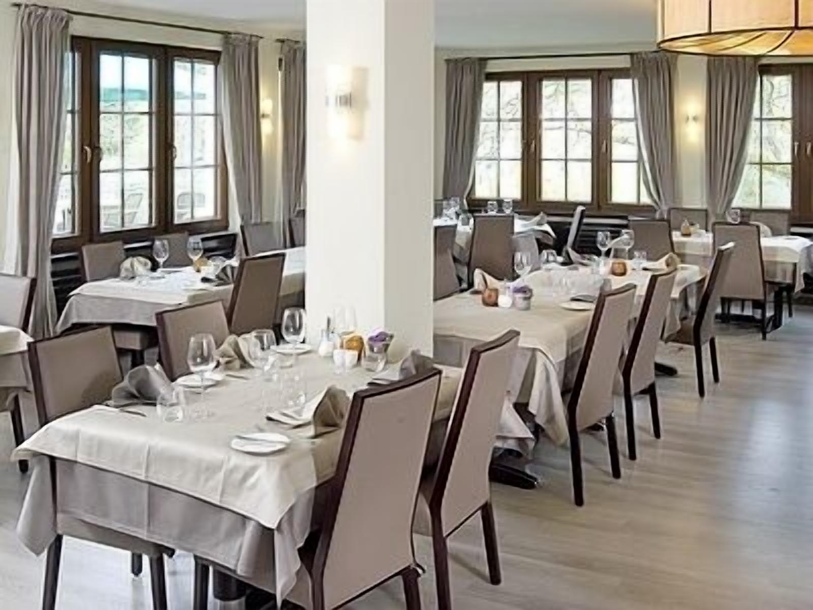 breakfast, lunch, dinner served; international cuisine