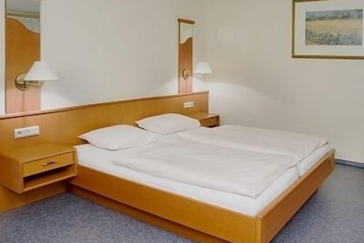 Habitación doble | Ropa de cama de alta calidad y caja de seguridad en la habitación