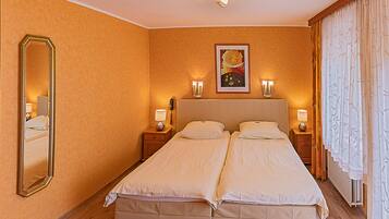 ダブルルーム | 高級寝具、ミニバー、デスク、アイロン / アイロン台