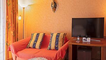 Premium bedding, minibar, desk, iron/ironing board