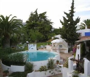 Piscina externa, espreguiçadeiras