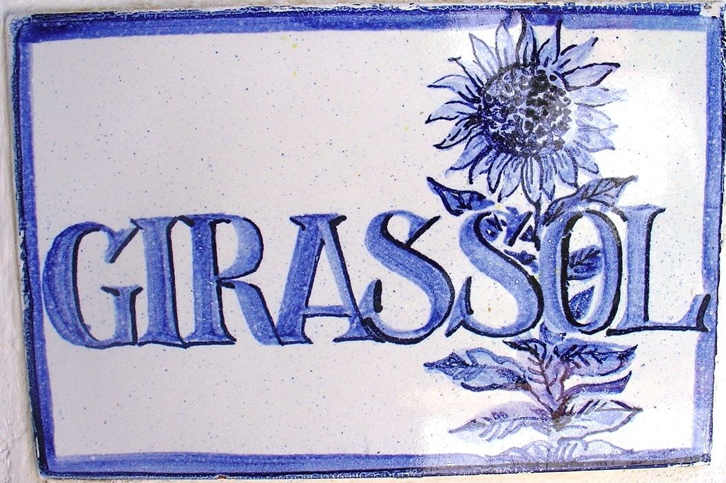 Un azulejo con la palabra "GIRASSOL" e ilustración de un girasol.