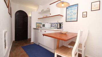 Habitación con 2 camas individuales | Cocineta privada | Refrigerador, microondas, parrilla de estufa y cafetera y tetera