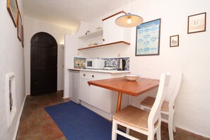 Kamar Twin | Dapur kecil pribadi | Lemari es, microwave, kompor, dan mesin pembuat kopi/teh
