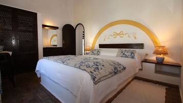 Apartamento, 2 quartos (for 6 people) | Cofres nos quartos, individualmente decorados