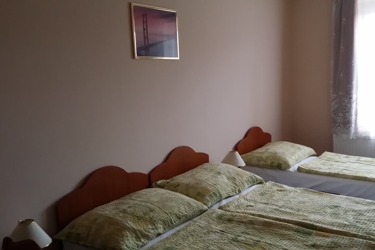 Camera tripla | Una scrivania, tende oscuranti, Wi-Fi gratuito