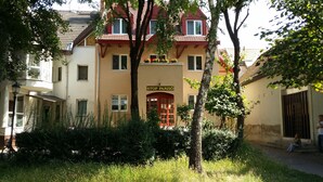 Ein Gebäude mit einer roten Tür und einem Schild, auf dem 'STOP PANZIO' steht.