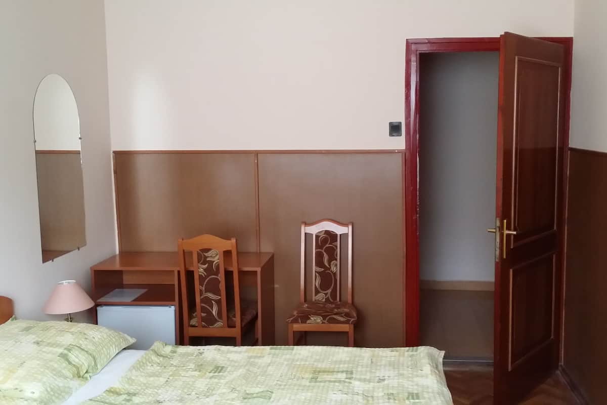 Camera singola | Una scrivania, tende oscuranti, Wi-Fi gratuito