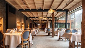 朝食、ランチ、ディナーに営業