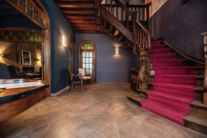 Staircase - Hostellerie La Claire Fontaine (La Roche-en-Ardenne)