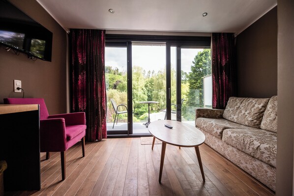 Decoración personalizada, escritorio, cortinas blackout y wifi gratis 