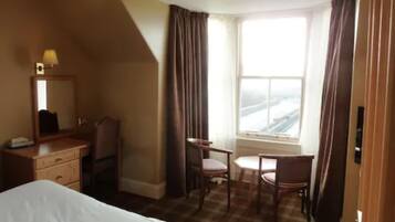 Habitació doble, vistes al jardí | Roba de llit d'alta qualitat, escriptori i planxa i posts de planxar